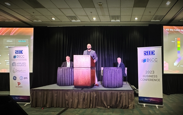 ▲ 삼성디스플레이 샤쉬락 프로가 2023 SID/DSCC 비즈니스 포럼에서 'All New QD-OLED'에 대해 발표하고 있는 모습. ⓒ삼성디스플레이