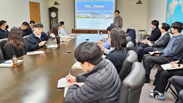 ▲ 박영민 대표가 4월 25일 본사 회의실에서 징크 스쿨 강의를 하는 모습. ⓒ영풍