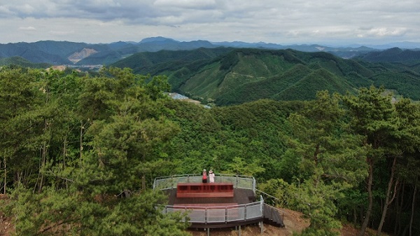 ▲ 전망대에서 대전 서구와 충남 금산을 한눈에 볼 수 있는 장안~진산 성지 숲길(6.3km).ⓒ서구청