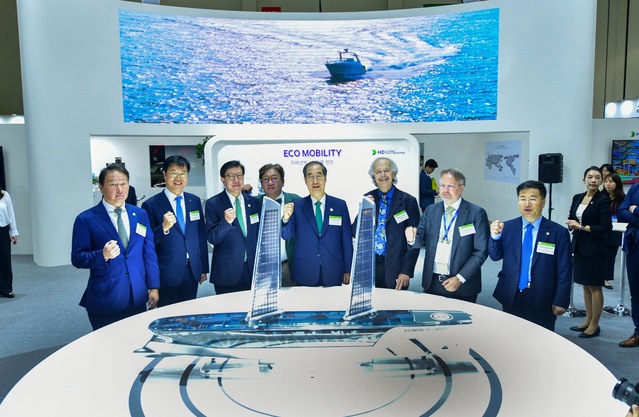 ▲ HD현대가 25일부터 27일까지 부산 벡스코에서 열리는 ‘2023 기후산업국제박람회(WCE 2023)’에 참가해 친환경 조선·해양 기술을 선보이고 있다. ⓒHD현대