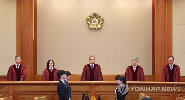 ▲ 유남석 헌법재판소장과 재판관들이 25일 오후 사드 부지 미군 공여 헌법소원 사건 판결 선고를 위해 서울 헌법재판소 대심판정에 입장하고 있다. ⓒ연합뉴스