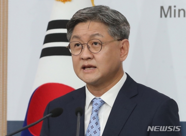 ▲ 임수석 외교부 대변인이 25일 서울 종로구 외교부에서 현안 관련 정례브리핑을 하고 있다. 이날 임수석 대변인은 강제징용 피해자 한 분의 판결금 지급과 관련한 질문에 내일 판결금과 지급이자, 지연 이자를 지급예정이라고 밝혔다. ⓒ뉴시스