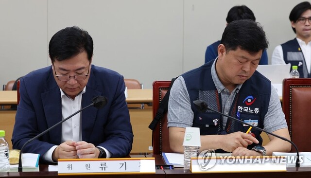 ▲ 25일 최저임금위원회 2차 전원회의에서 사용자위원 류기정 한국경영자총협회 전무(왼쪽)와 근로자위원 류기섭 한국노총 사무총장이 자리하고 있다.ⓒ연합뉴스