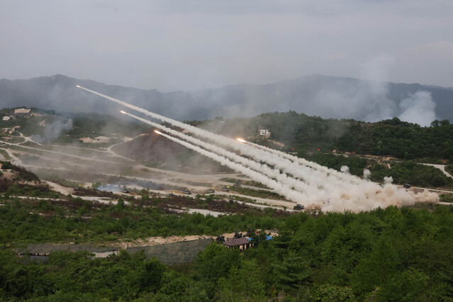 ▲ 25일 경기도 포천 승진과학화훈련장에서 시행된 '2023 연합ㆍ합동 화력격멸훈련'. MLRS(M270, 다련장로켓)가 적 진지를 향해 사격을 실시하고 있다. ⓒ국방부