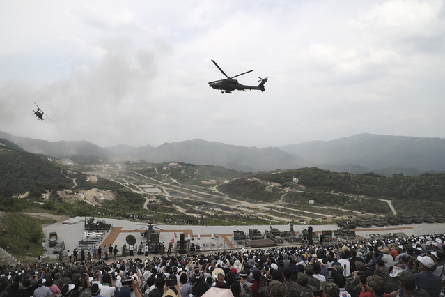 ▲ 25일 경기도 포천 승진과학화훈련장에서 시행된 '2023 연합ㆍ합동 화력격멸훈련'. AH-64E 아파치 헬기가 전방에 적을 식별하고 기동하고 있다. ⓒ국방일보