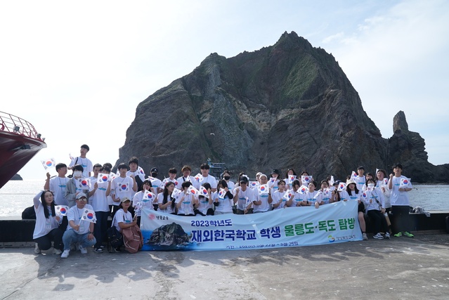 ▲ 중국 선양 한국국제학교와 경주공업고등학교 학생 40명이 24일 독도에 입도해 단체 촬영을 하고 있다.ⓒ경북교육청