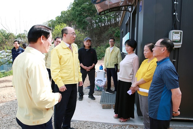 ▲ 김기영 충남도 행정부지사가 25일 이용록 홍성군수와 함께 홍성군 서부면 산불피해 주민을 찾아 산불피해 복구 지원계획을 설명하고 있다.ⓒ충남도