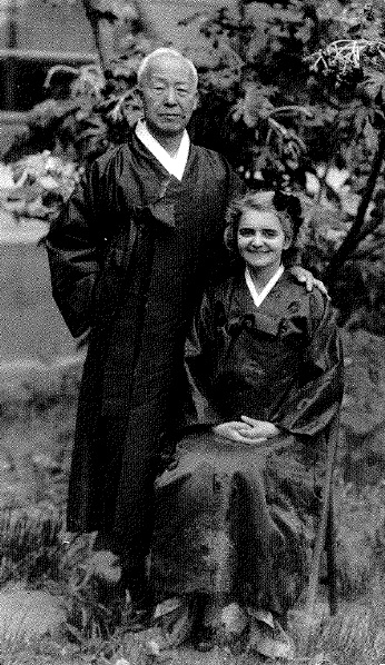 1946년 3월26일 만71세 생일을 맞아 돈암장에서 사진을 찍은 이승만과 46세 프란체스카.ⓒ연세대이승만연구원