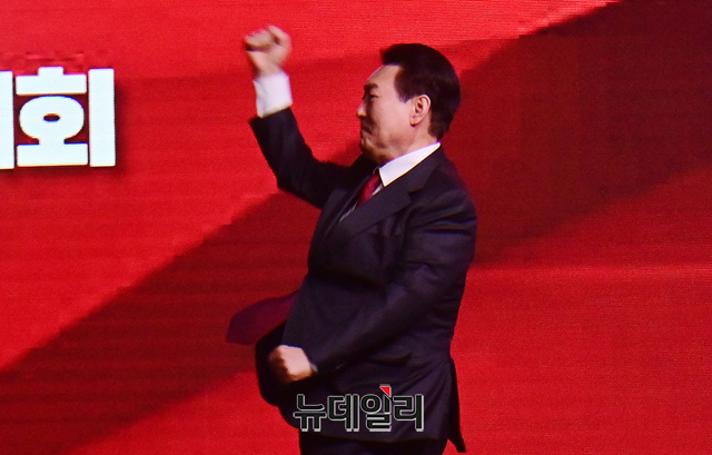 ▲ 어퍼컷 세리머니를 하고 있는 윤석열 대통령. ⓒ 이종현 기자