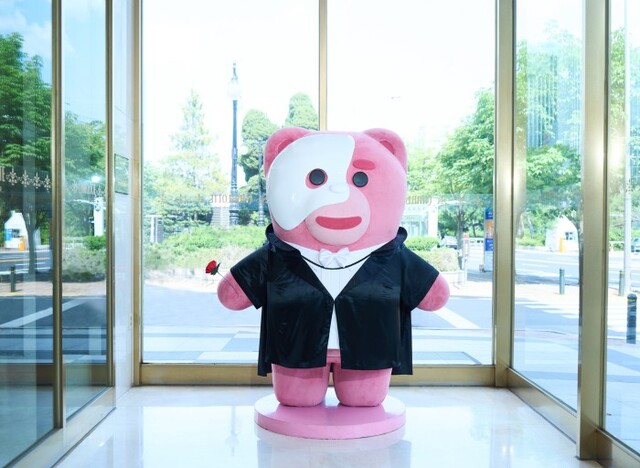 ▲ '오페라의 유령' 한국어 프로덕션의 개막을 기념해 공식 마스코트 '오유령'과 오페라의 유령으로 변신한 '벨리곰'의 스테츄 전시가 7월 20일까지 잠실 샤롯데씨어터, 롯데월드타워에서 열릴 예정이다.ⓒ클립서비스