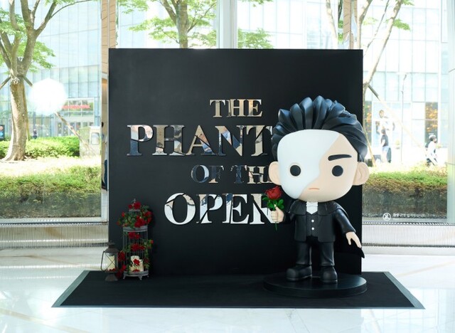 ▲ '오페라의 유령' 한국어 프로덕션의 개막을 기념해 공식 마스코트 '오유령'과 오페라의 유령으로 변신한 '벨리곰'의 스테츄 전시가 7월 20일까지 잠실 샤롯데씨어터, 롯데월드타워에서 열릴 예정이다.ⓒ클립서비스