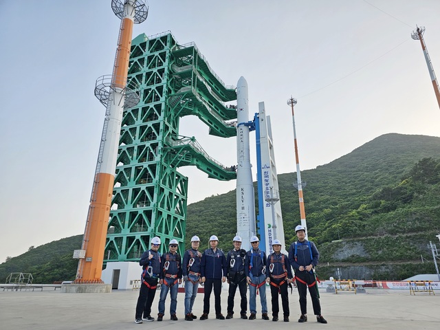 ▲ 고흥 나로우주센터에서 누리호 발사 전 기념촬영을 하고 있는 KAI 발사체체계팀.ⓒKAI