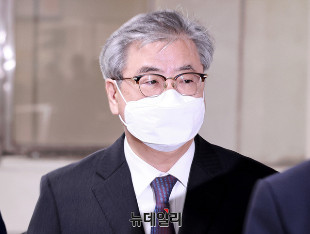 ▲ 서훈 전 국가안보실장이 12일 오전 서울 서초구 중앙지법에서 열린 '서해 피격 사건' 관련 5차 공판에 출석하고 있다. ⓒ정상윤 기자
