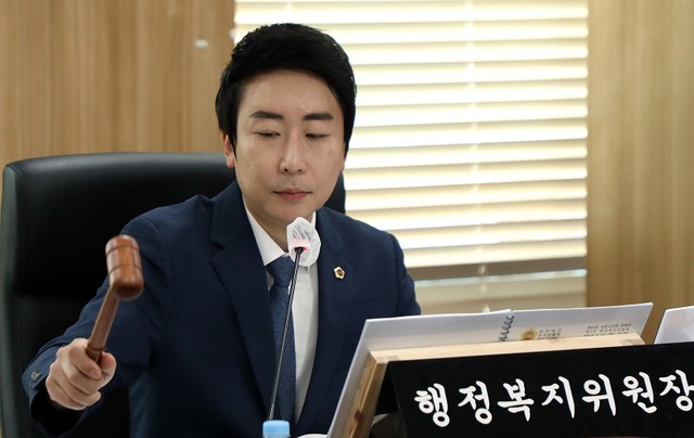 ▲ 임채성 세종시의회 행정복지위원장이 지난 25일 세종시 소관의 2022회계연도 세입세출 결산을 원안대로 의결하고 있다.ⓒ세종시의회