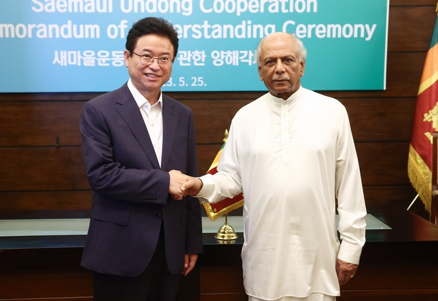 ▲ 이철우 경북도지사(왼쪽)가 스리랑카 디네시 구나와르데나 국무총리와 새마을운동 협력 MOU를 체결하고 악수를 하고 있다.ⓒ경북도