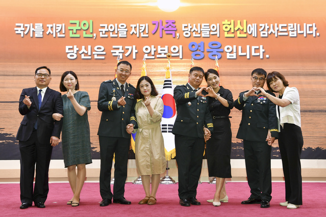 ▲ 26일 충남 계룡대에서 열린 '23년 자랑스러운 육군 가족상 시상식'에 참석한 수상자들이 기념사진을 찍고 있다. 왼쪽부터 2군단 정보통신단 김영명 주무관과 아내 신희정씨, 22사단 김지상 중령과 아내 차아련씨, 전투지휘훈련단 최재봉 중령과 아내 이정숙씨, 1군지원사령부 조정환 준위와 아내 김영미씨. ⓒ