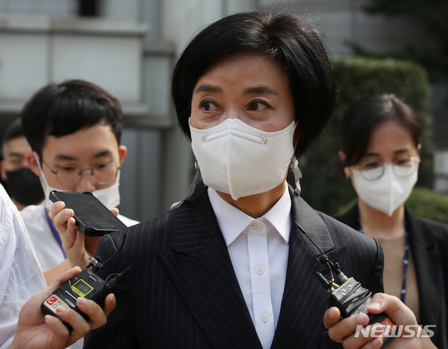 ▲ 사업가로부터 청탁을 빌미로 억대의 금품을 수수한 의혹 등을 받는 이정근 전 더불어민주당 사무부총장이 지난해 9월30일 오후 영장실질심사를 마친 뒤 서울 서초구 서울중앙지방법원을 나서고 있다. ⓒ뉴시스