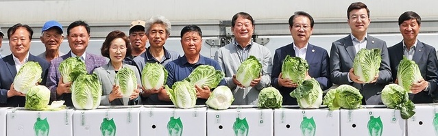 ▲ 괴산농협이 괴산배추 대만 수출 선적식을 가졌다.ⓒ괴산군