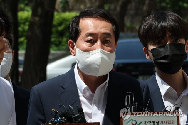 ▲ '돈봉투 의혹' 핵심 피의자인 전직 한국수자원공사 상임감사위원 강래구 씨가 지난 8일 오후 두번째 구속 전 피의자 심문(영장심사)을 받기 위해 서울중앙지법 법정으로 향하고 있다.ⓒ연합뉴스