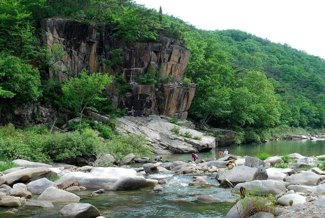 ▲ 화양천을 건너기 전 우측 방향의 풍광.ⓒ진경수 山 애호가