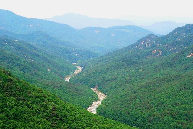 ▲ 가령산을 오르면서 내려다본 화양계곡.ⓒ진경수 山 애호가