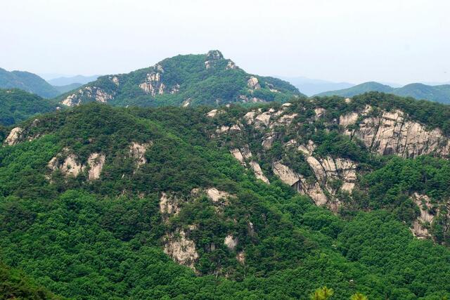 ▲ 가령산에서 609봉으로 하산하면서 조망되는 도명산.ⓒ진경수 山 애호가