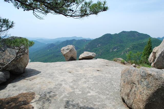 ▲ 시루 바위의 가장자리로 밀려나 놓인 바위들.ⓒ진경수 山 애호가