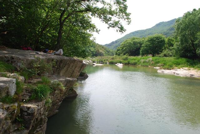 ▲ 화양천의 기암절벽 아래에 놓은 반석.ⓒ진경수 山 애호가