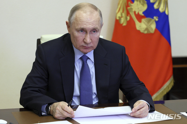 블라디미르 푸틴 러시아 대통령이 지난달 19일 모스크바 외곽 노보-오가료보 관저에서 화상으로 국무회의를 주재하고 있다. ⓒAP/뉴시스