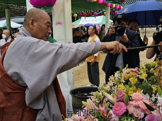 ▲ 정도 속리산 법주사 주지가 27일 오전 불기 2567년 부처님 오신말을 맞아 법주사 대웅전 앞에서 관불의식을 하고 있다.ⓒ김정원 기자