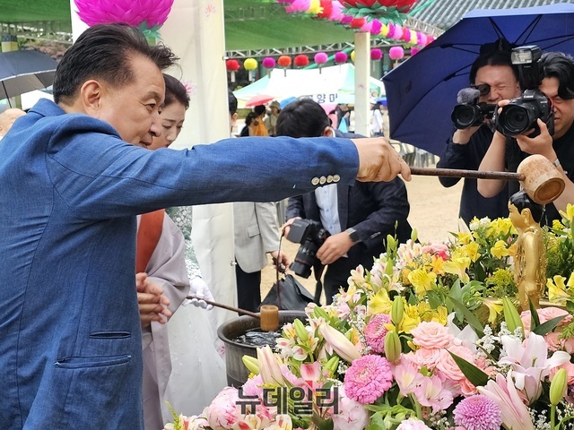 ▲ 김영환 충북도지사가 27일 부처님 오신날을 날을 맞아 법주사에서 관불의식을 진행하고 있다.ⓒ김정원 기자