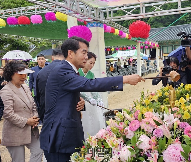 ▲ 최재형 보은군수가 27일 부처님오신날을 맞아 법주사에서 관불의식을 하고 있다.ⓒ김정원 기자