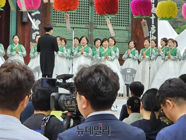 ▲ 법주사 부르나 합창단 축가.ⓒ김정원 기자