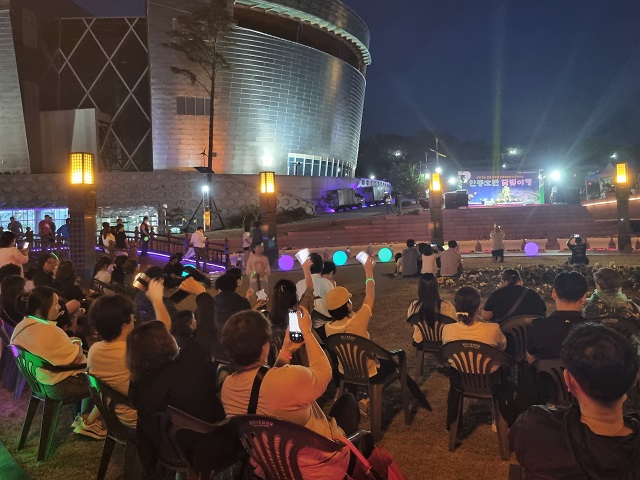▲ 2023년의 안동호반 달빛야행 참가자들이 행사를 즐기고 있다.ⓒ경북관광공사