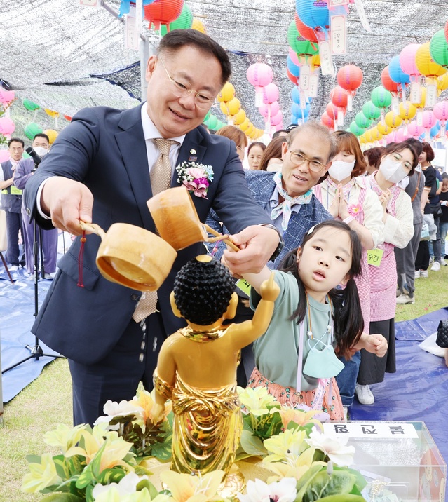 ▲ 부처님오신날인 지난 27일 칠곡군 북삼읍 보현사에서 김재욱 칠곡군수와 한 어린이가 관불의식을 하며 부처님의 가르침을 되새겼다.ⓒ칠곡군
