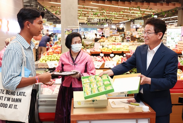 ▲ 이철우 지사가 말레이시아 현지에서 큰 인기를 끌고 있는 참외, 사과, 포도 등 경북 농산물의 우수성을 알리기 위해 현지인을 상대로 홍보활동을 하고 있다.ⓒ경북도