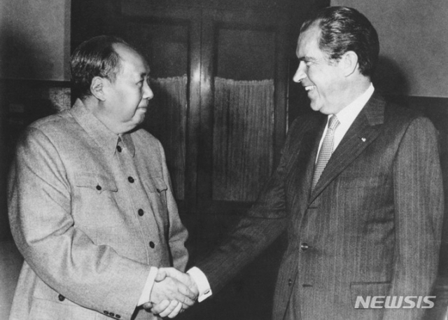 ▲ 리처드 닉슨 전 미국 대통령의 방중이 지난 2022년 2월 21일로 50주년을 맞았다. 1972년 2월 21일 닉슨 전 대통령이 베이징에서 마오쩌둥 중국 전 국가주석을 만나 악수하고 있다. ⓒAP/뉴시스