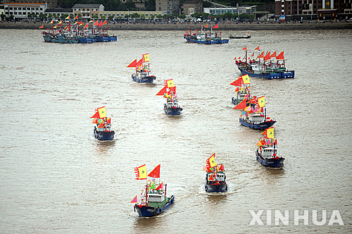 ▲ 지난 2012년 9월 16일 중국 저장(浙江)성 샹산(象山)의 스푸(石浦)항에서 센카쿠(尖閣)열도(중국명 댜오위다오)를 향해 어선들이 출항하고 있다. ⓒ중국 신화통신/뉴시스