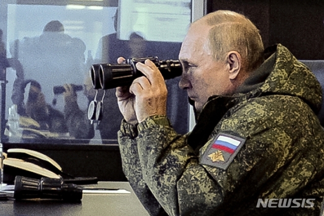 ▲ 블라디미르 푸틴 러시아 대통령이 지난 2022년 9월 6일(현지시간) '보스토크-2022' 연합 훈련을 참관하고 있다. ⓒAP/뉴시스