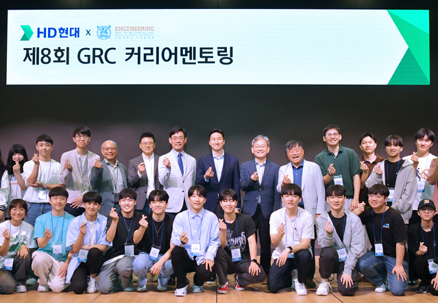 ▲ HD현대 글로벌R&D센터(GRC)에서 개최된 제8회 HD현대 ‘커리어 멘토링’ 행사에서 정기선 HD현대 사장(뒷줄 왼쪽에서 일곱번째)과 참가자들이 단체 기념사진을 촬영하고 있다. ⓒHD현대