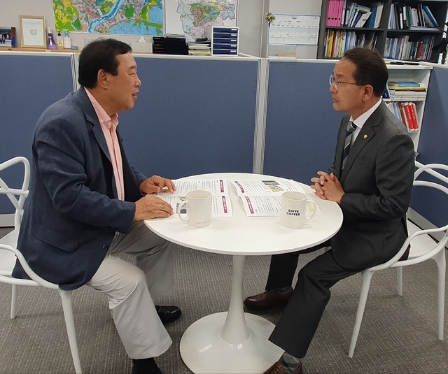 ▲ 최민호 세종시장(왼쪽)이 29일 조치원읍에 있는 강준현 국회의원(세종을) 사무실을 방문해 세종시법 등 시정 주요 현안에 대해 논의하고 있다.ⓒ세종시