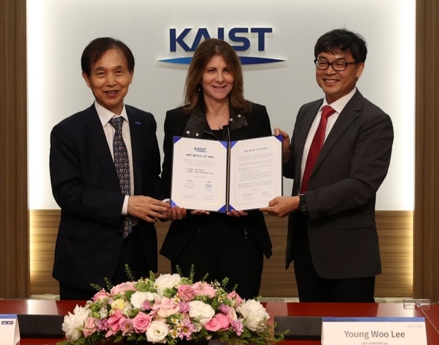 ▲ 사진 우측부터 이영우 ㈜엠비트로 대표이사, 린다 밀스 NYU 총장 내정자, 이광형 KAIST 총장.ⓒKAIST