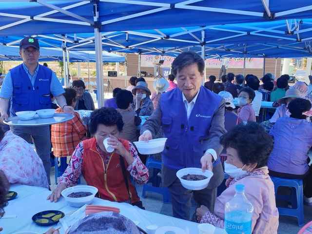 ▲ 청도공영사업공사(사장 박진우) 소망봉사단이 지난 25일 풍각면 풍각쟁이광장에서 ‘행복나눔 어울림 한마당’ 행사를 개최했다.ⓒ청도군