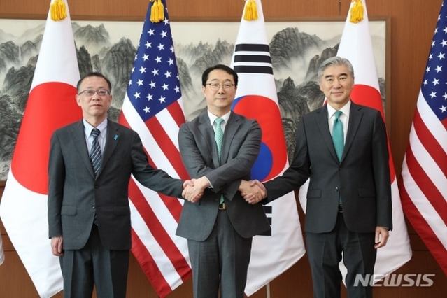 ▲ 김건(왼쪽 두 번째) 외교부 한반도평화교섭본부장, 성 김(오른쪽) 미 국무부 대북특별대표, 후나코시 다케히로(船越健裕) 일본 외무성 아시아·대양주국장이 지난 4월 7일 오전 서울 종로구 외교부에서 한미일 북핵수석대표 협의에 앞서 기념촬영을 하고 있다. (공동취재사진) ⓒ뉴시스