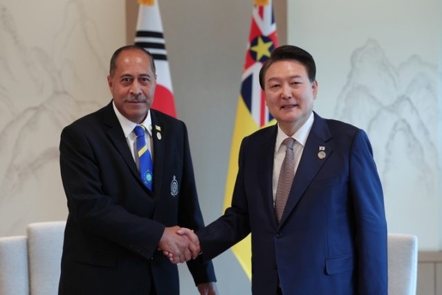 ▲ 윤석열 대통령이 29일 서울 용산 대통령실 청사에서 달튼 타겔라기 니우에 총리와 악수하고 있다. (사진=대통령실 제공) ⓒ뉴시스