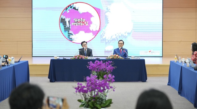 ▲ 김태흠 충남도지사가 30일 천안시청에서 박상돈 시장과 함께 기자회견을 하고 있다.ⓒ천안시