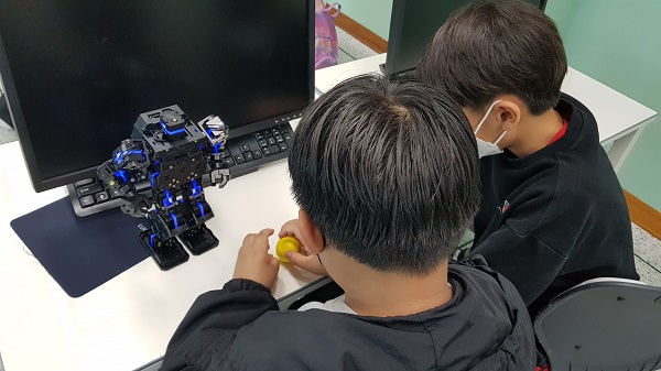 ▲ 대전교육청은 30일 재능 나눔 분위기 확산을 위해 ‘디지털 새싹 캠프'와 '찾아가는 티볼 교실’을 운영하고 있다.ⓒ대전시교육청