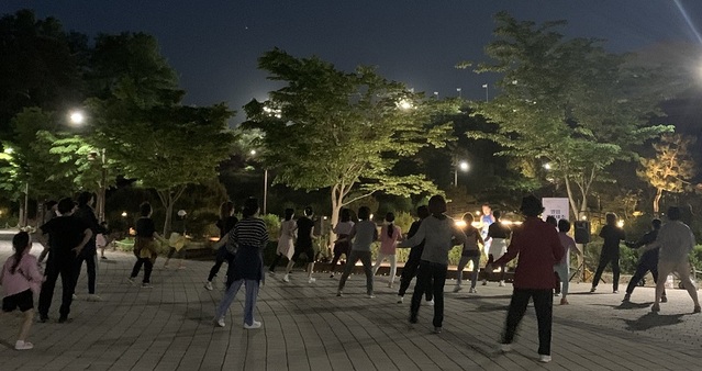 ▲ 논산 시민들이 별 밤의 건강체조를 하고 있다.ⓒ논산시
