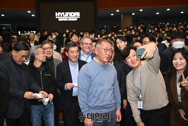 ▲ 올해 신년회에서 MZ세대와 기념촬영하는 정의선 회장. ⓒ뉴데일리DB