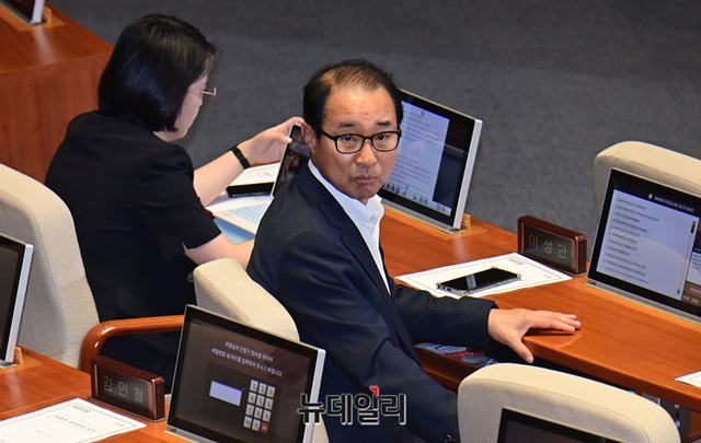 ▲ 더불어민주당 전당대회 금품 살포 의혹을 받고 있는 이성만 무소속 의원이 25일 국회에서 열린 본회의에 참석해 의원들과 대화를 나누고 있다. ⓒ이종현 기자